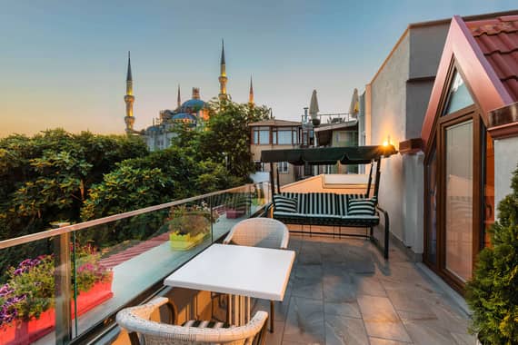 Obelisk Hotel & Suites